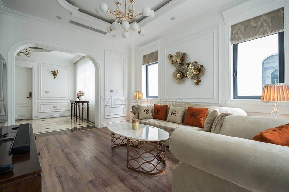 Gia chủ có thể trang trí tường tân cổ điển bằng bộ hoa 3D, đèn tường, tranh dán tường,.. dễ dàng như biệt thự tuyệt vời này Mách bạn những mẫu thiết kế phòng khách biệt thự, nhà phố đẹp