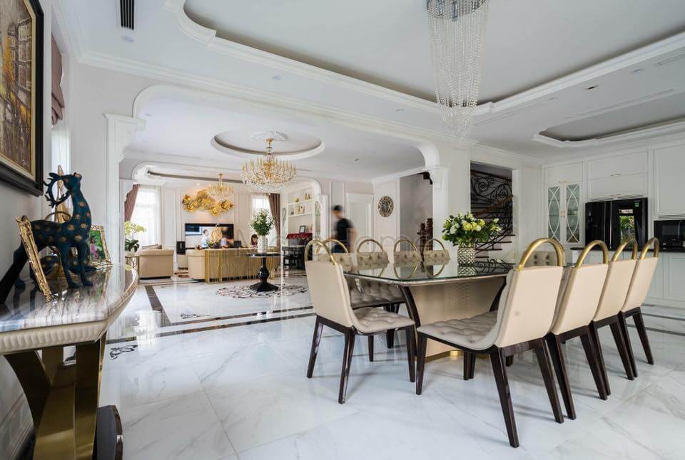 Bàn ghế ăn tân cổ điển được đặt ngay trung tâm phòng ăn biệt thự Thiết kế phòng ăn biệt thự