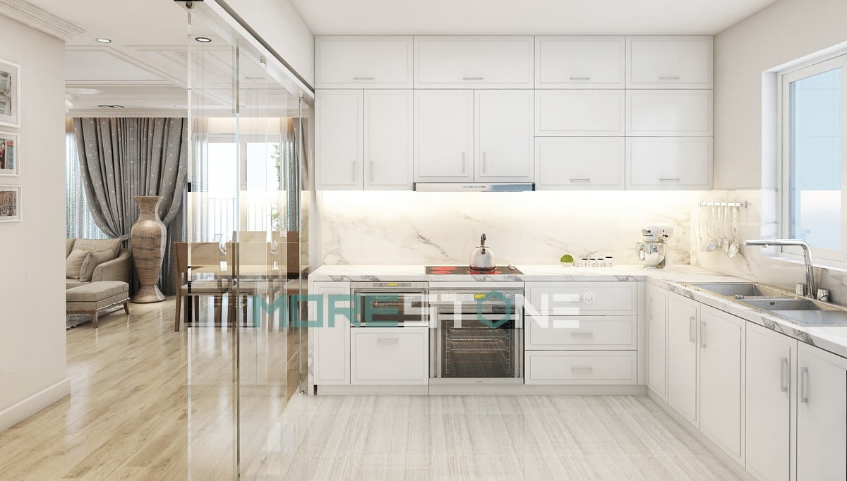 Đá trắng vân mây tạo cho căn bếp không gian sạch sẽ, hài hòa với thiết kế của tủ bếp