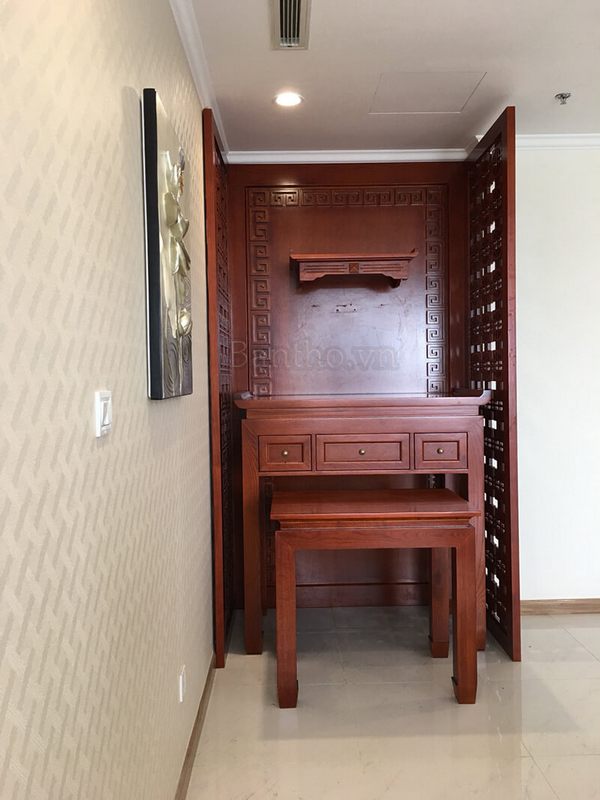 Mẫu bàn thờ gỗ tự nhiên cho nhà chung cư thêm phần sang trọng và giúp tiết kiệm diện tích không gian căn phòng.