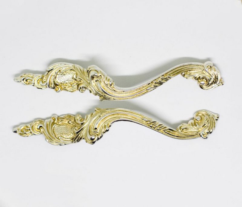 Tay nắm tân cổ điển màu bạc họa tiết tỉ mỉ đường cong mềm mại thanh thoát giúp tôn lên vẻ đẹp cho nội thất.