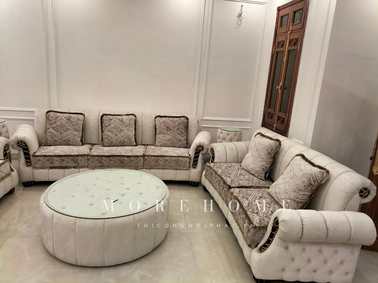 Nhà không thể thiếu phòng khách và phòng khách thì cũng không thể thiếu được sofa. Ngày nay, sofa được thiết kế với rất nhiều kiểu dáng khác nhau từ chất liệu cho đến kích thước đều có sự khác biệt.