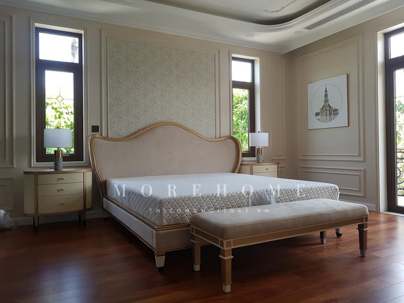 Giường ngủ gỗ tự nhiên tần bì với kiểu dáng tân cổ điển thanh thoát mang lại vẻ đẹp cổ điển nhưng không quá cầu kỳ cho phòng ngủ biệt thự. Với kiểu dáng đẹp, sang trọng với phần nỉ Bỉ cao cấp và sơn nhũ vàng mang lại vẻ đẹp quyền quý cho chủ nhân